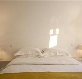 4 Bedroom Villa with Jacuzzi in Oia on Santorini, Sleeps 8